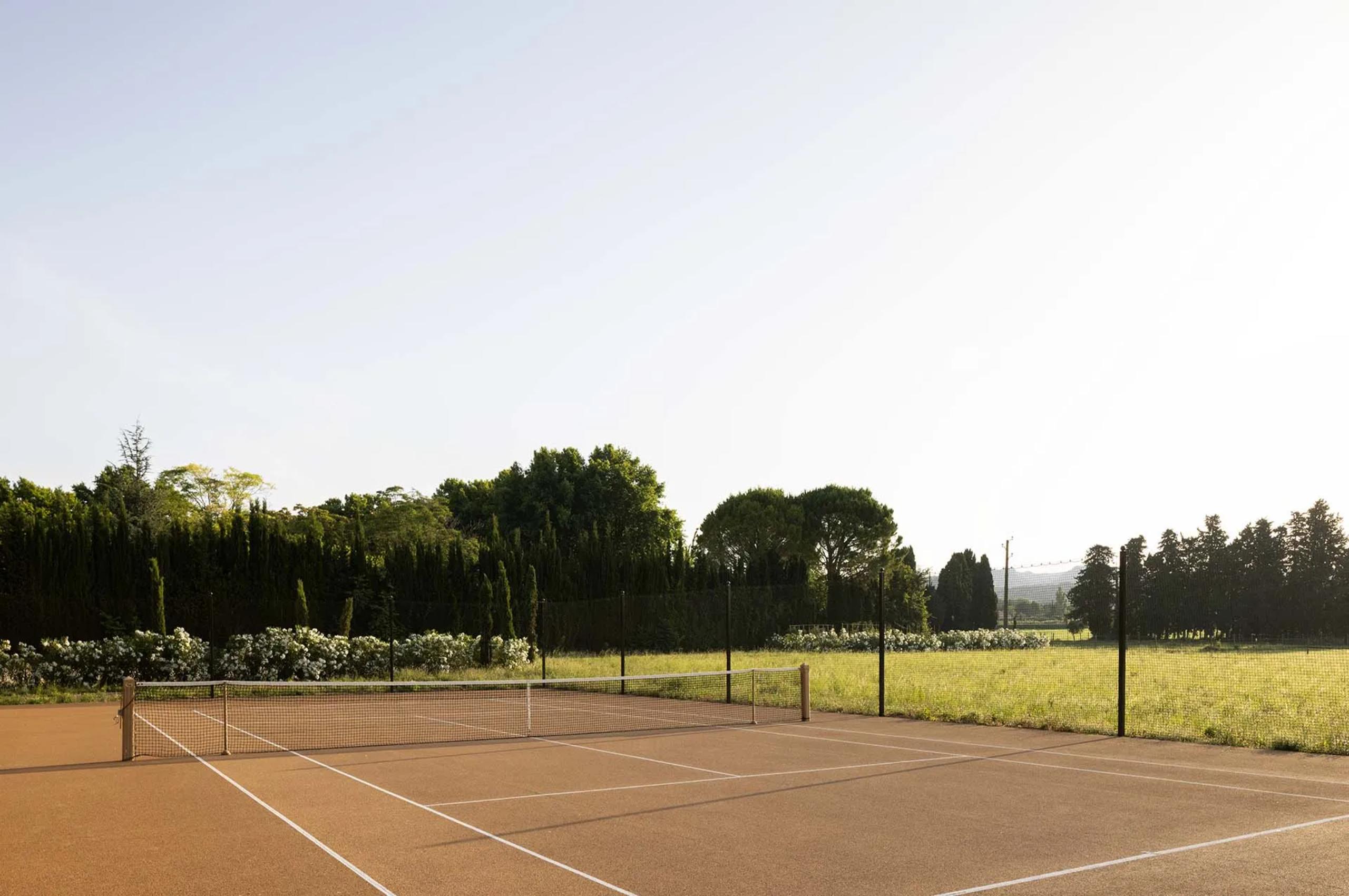 villa-suzanne-tennis-court-fitness-wellness-luxury-provence