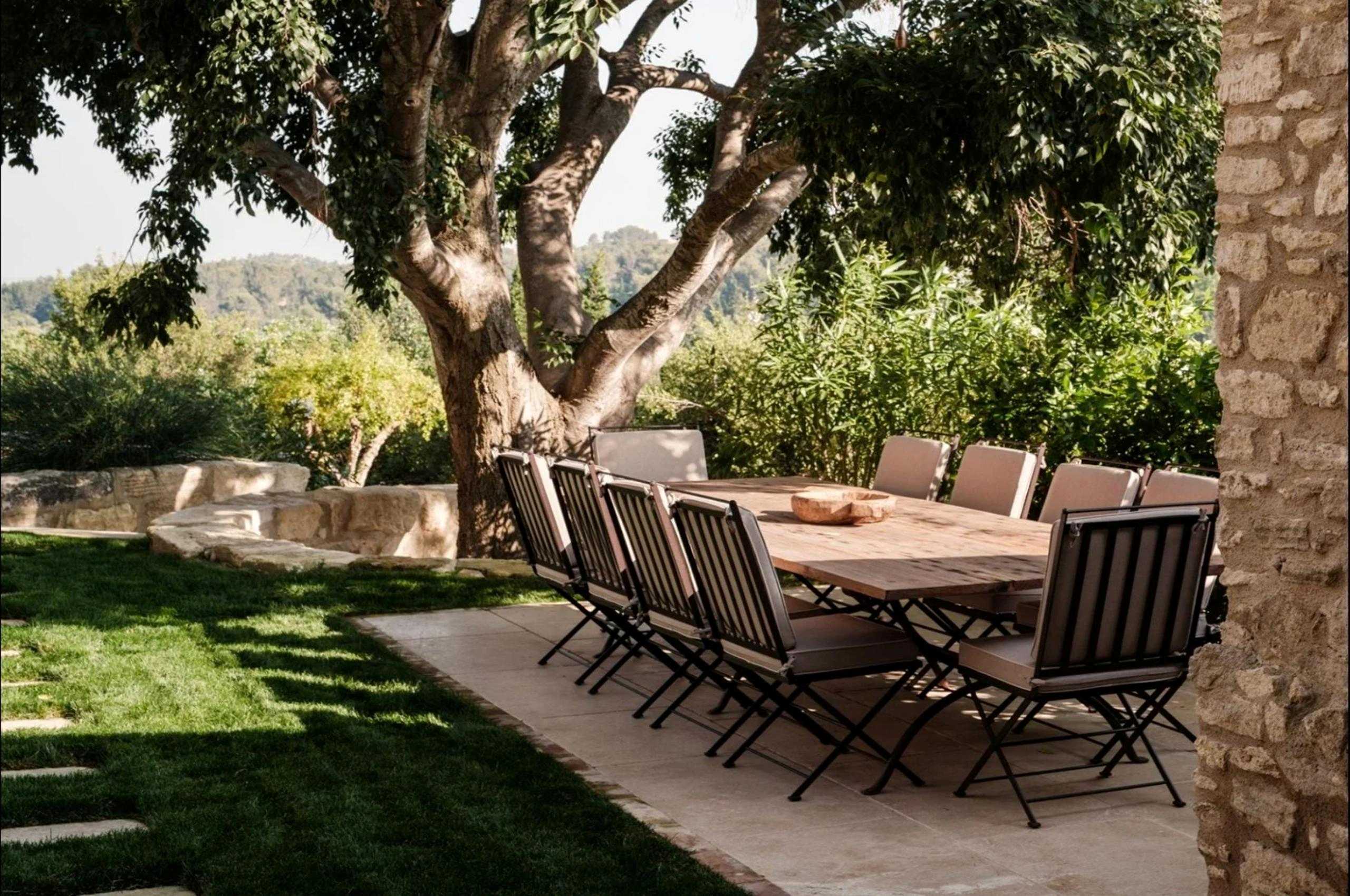 villa-sylvie-alfresco-dining-area-landscaped-gardens-luxury-provence