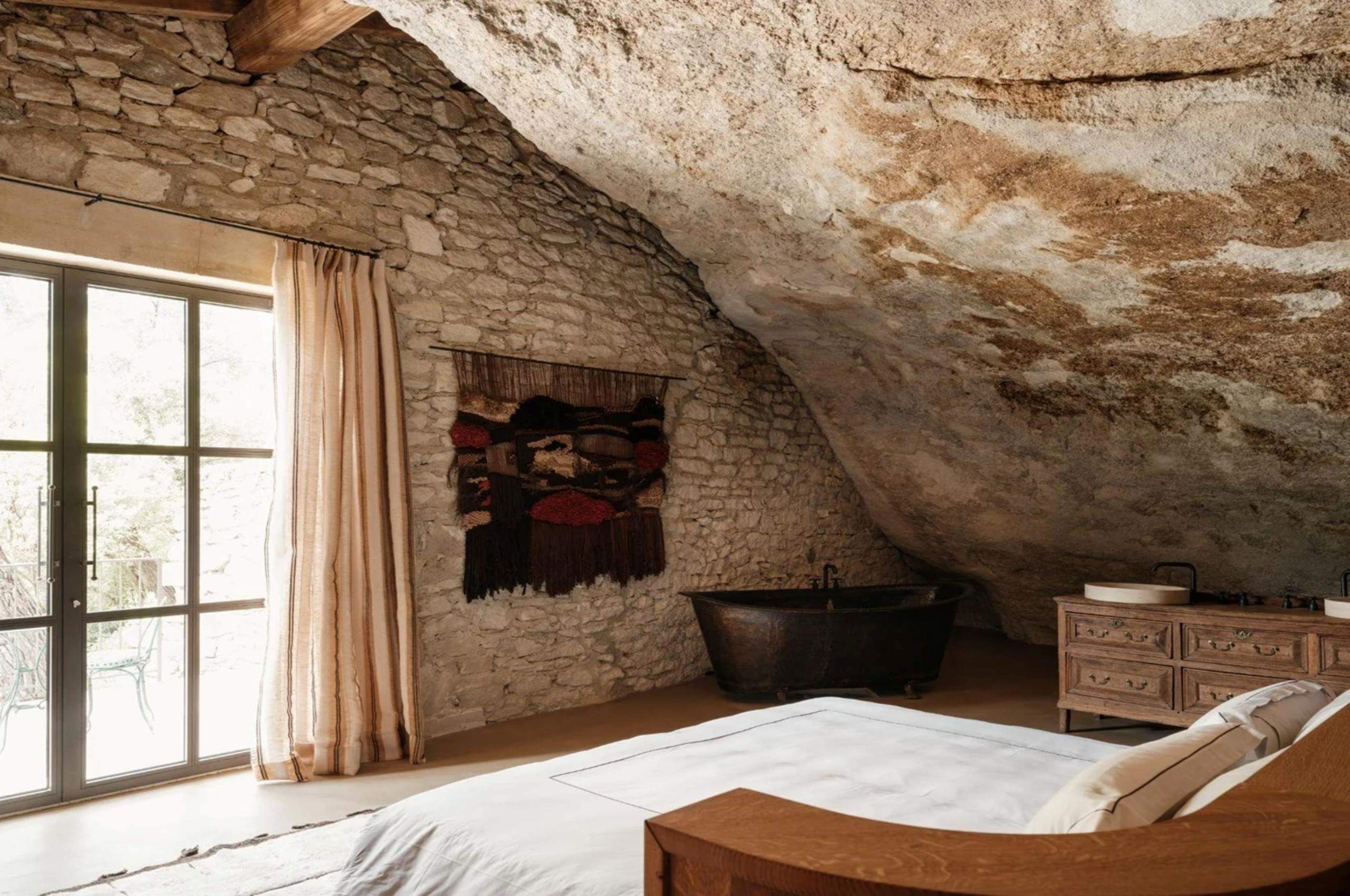 villa-sylvie-bedroom-bathtub-garden-access-unique-design-luxury-provence