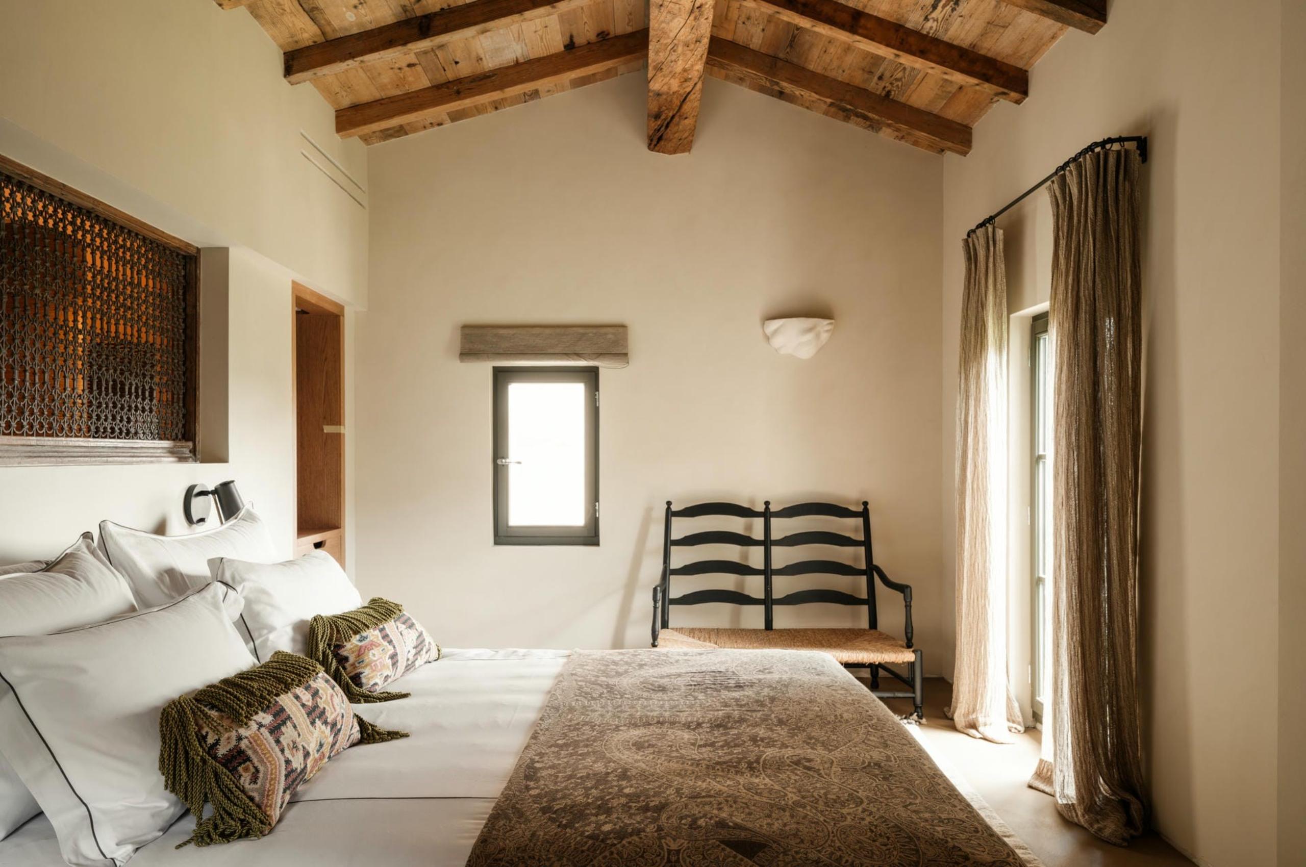 villa-sylvie-bedroom-elegant-serene-tranquil-interiors-luxury-provence