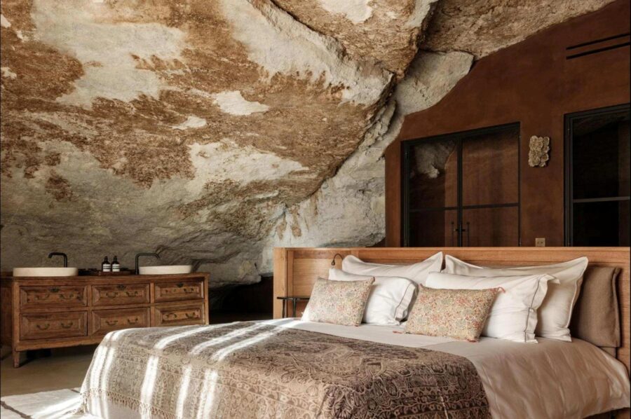 villa-sylvie-bedroom-unqiue-natural-architecture-elegant-interior-luxury-provence