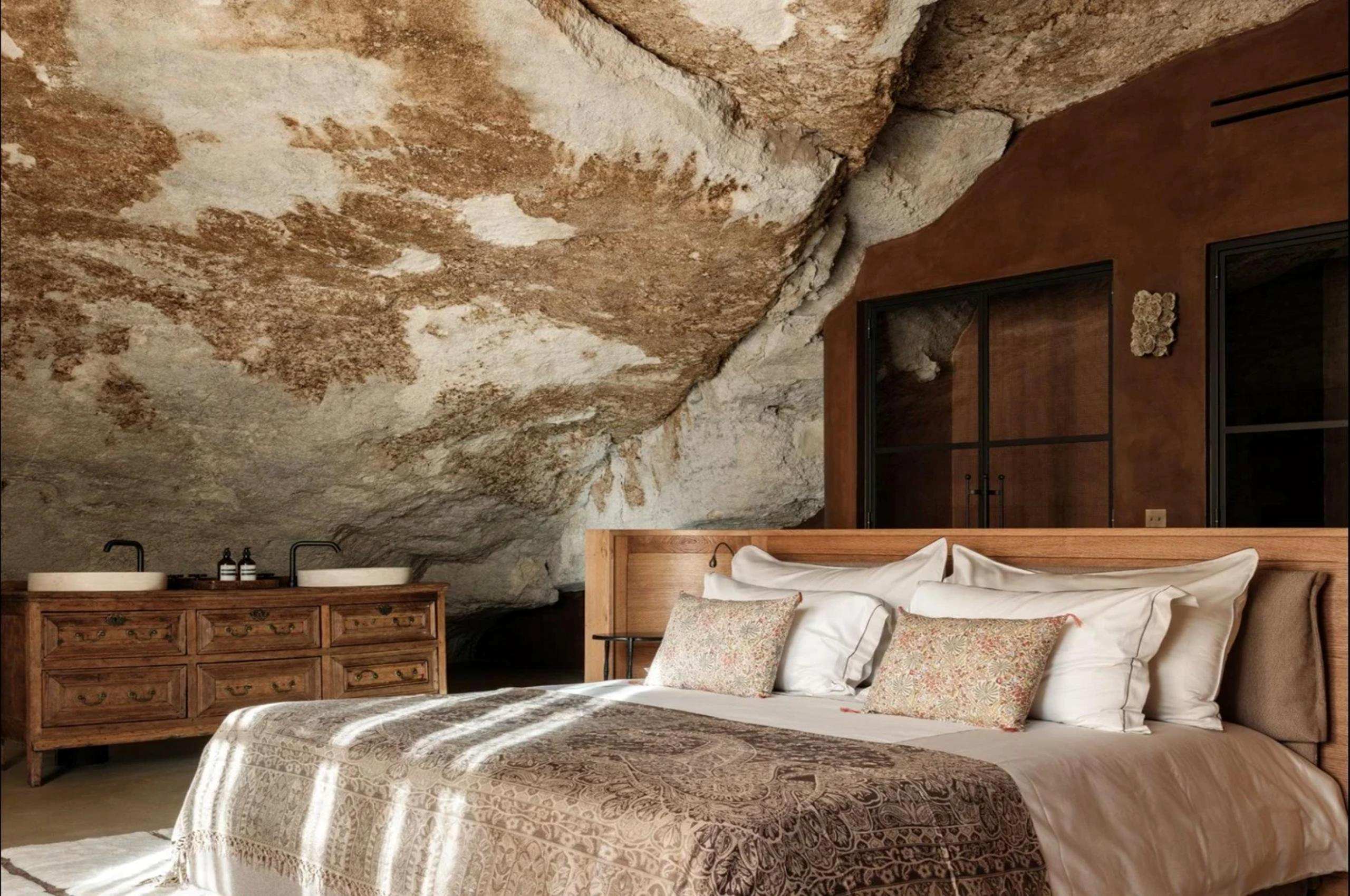 villa-sylvie-bedroom-unqiue-natural-architecture-elegant-interior-luxury-provence