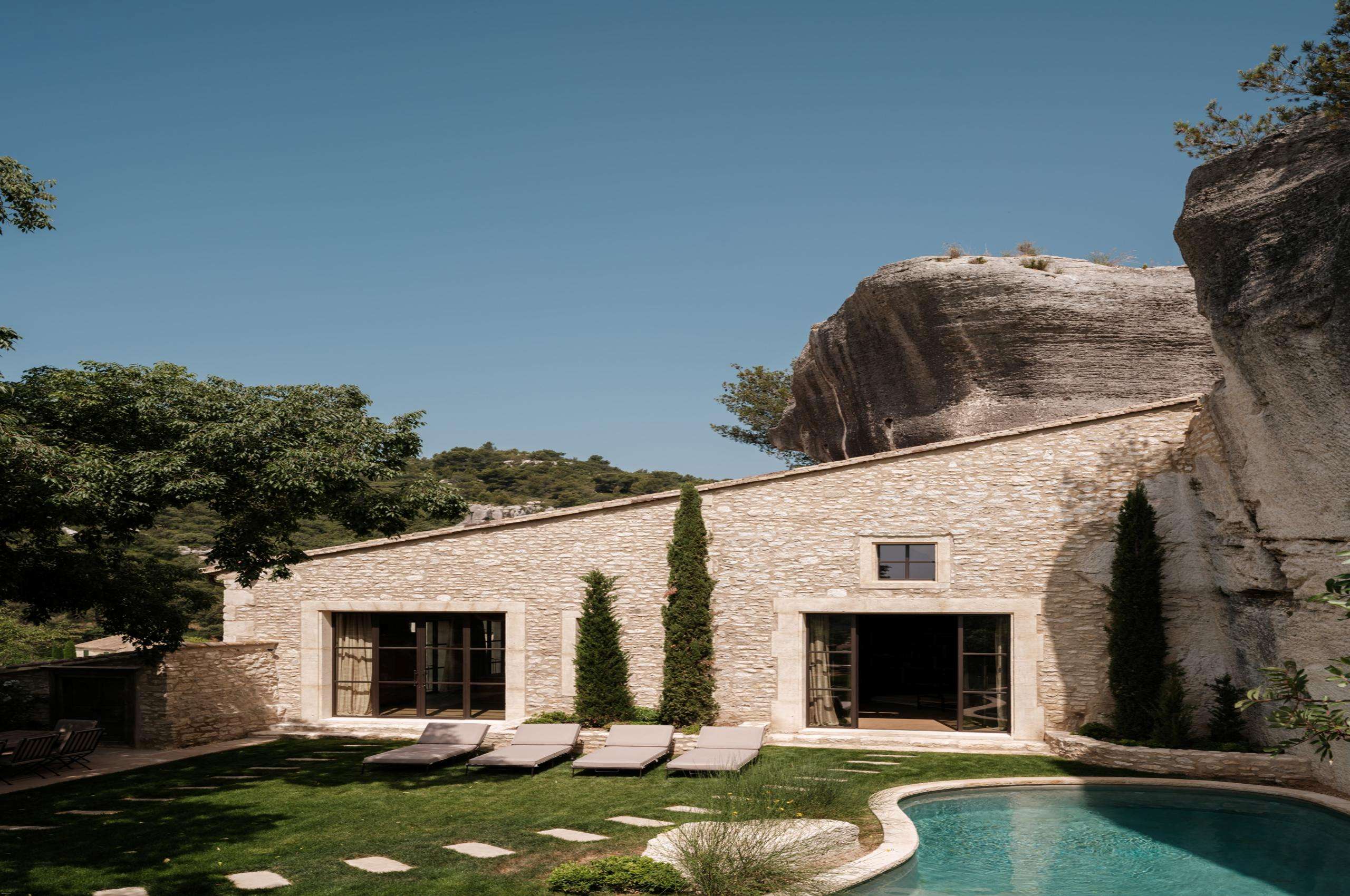 villa-sylvie-exterior-garden-swimming-pool-luxury-rental-retreat-provence