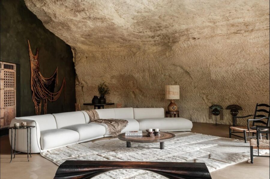 villa-sylvie-living-room-lounge-bold-unqiue-architecture-elegant-interior-design-luxury-provence