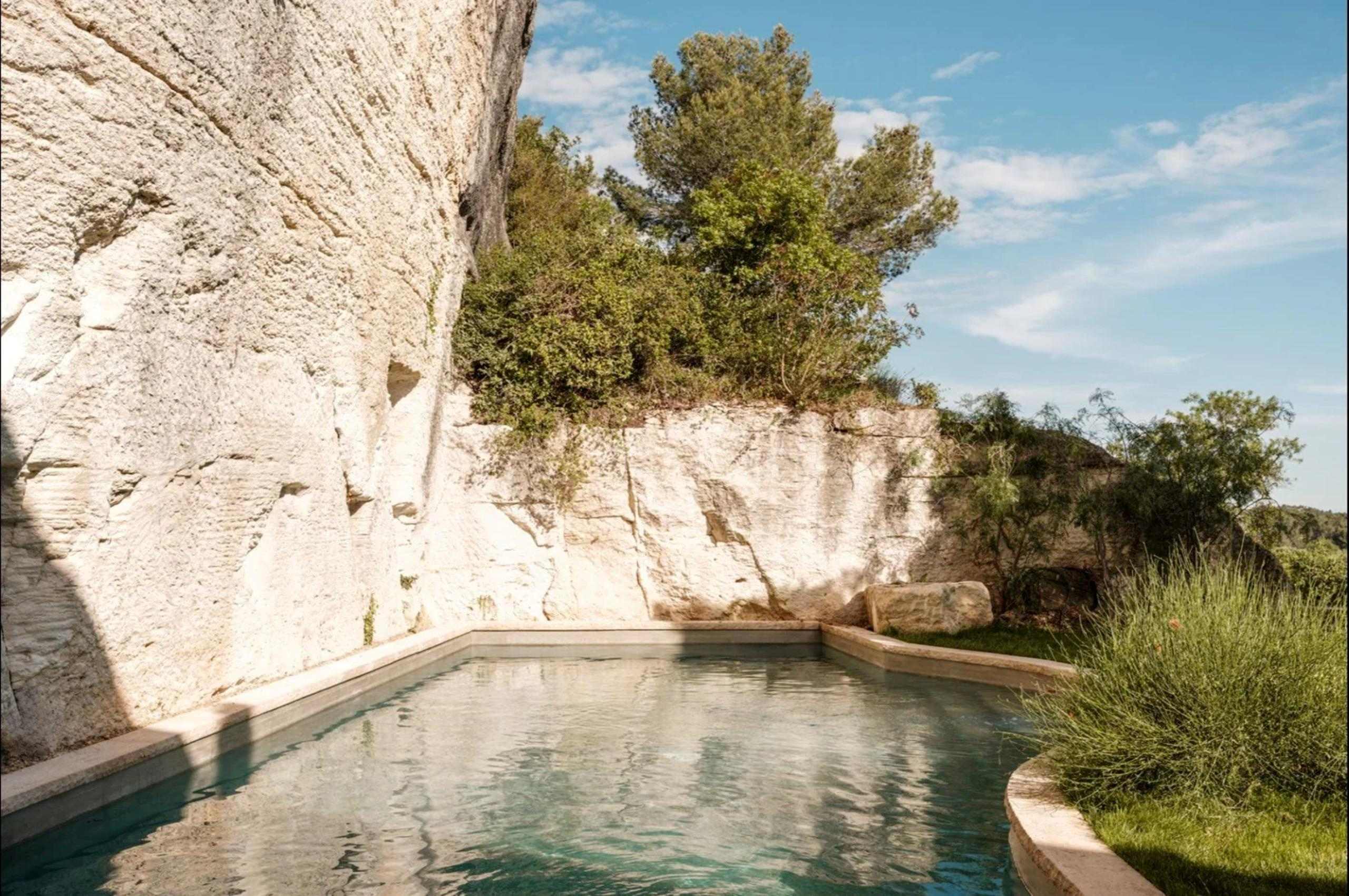 villa-sylvie-swimming-pool-garden-unique-rental-retreat-luxury-provence