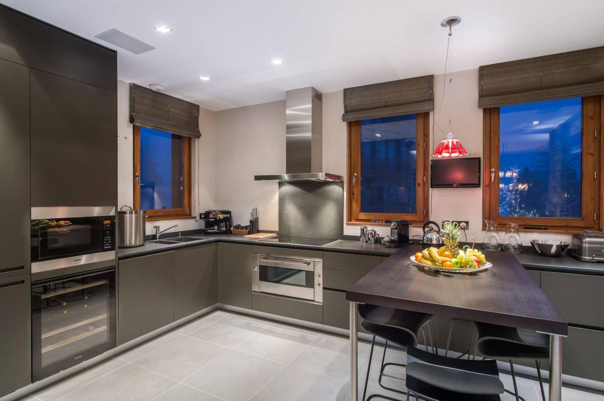 chalet-arla-kitchen-sleek-modern-design-luxury-courchevel1650