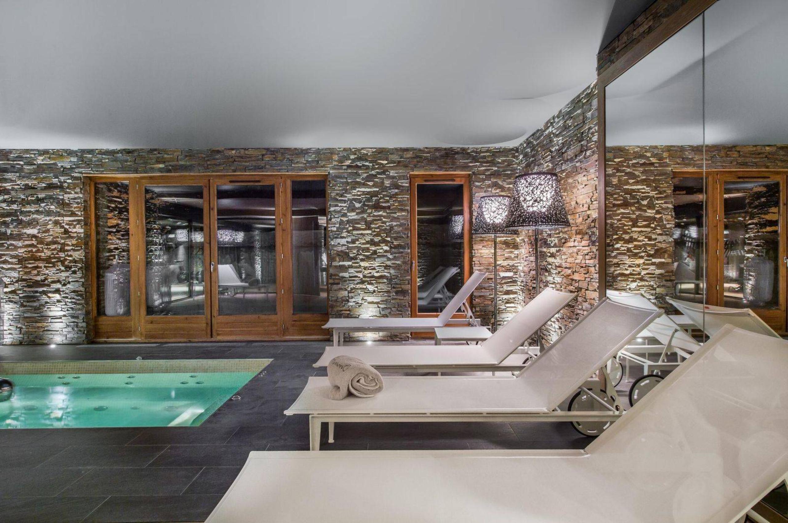 chalet-arla-swimming-pool-loungers-wellness-relaxation-luxury-courchevel1650