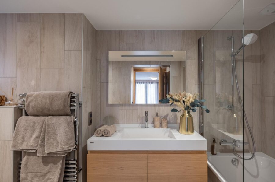 chalet-aster-bathroom-sink-bathtub-luxury-courchevel1650