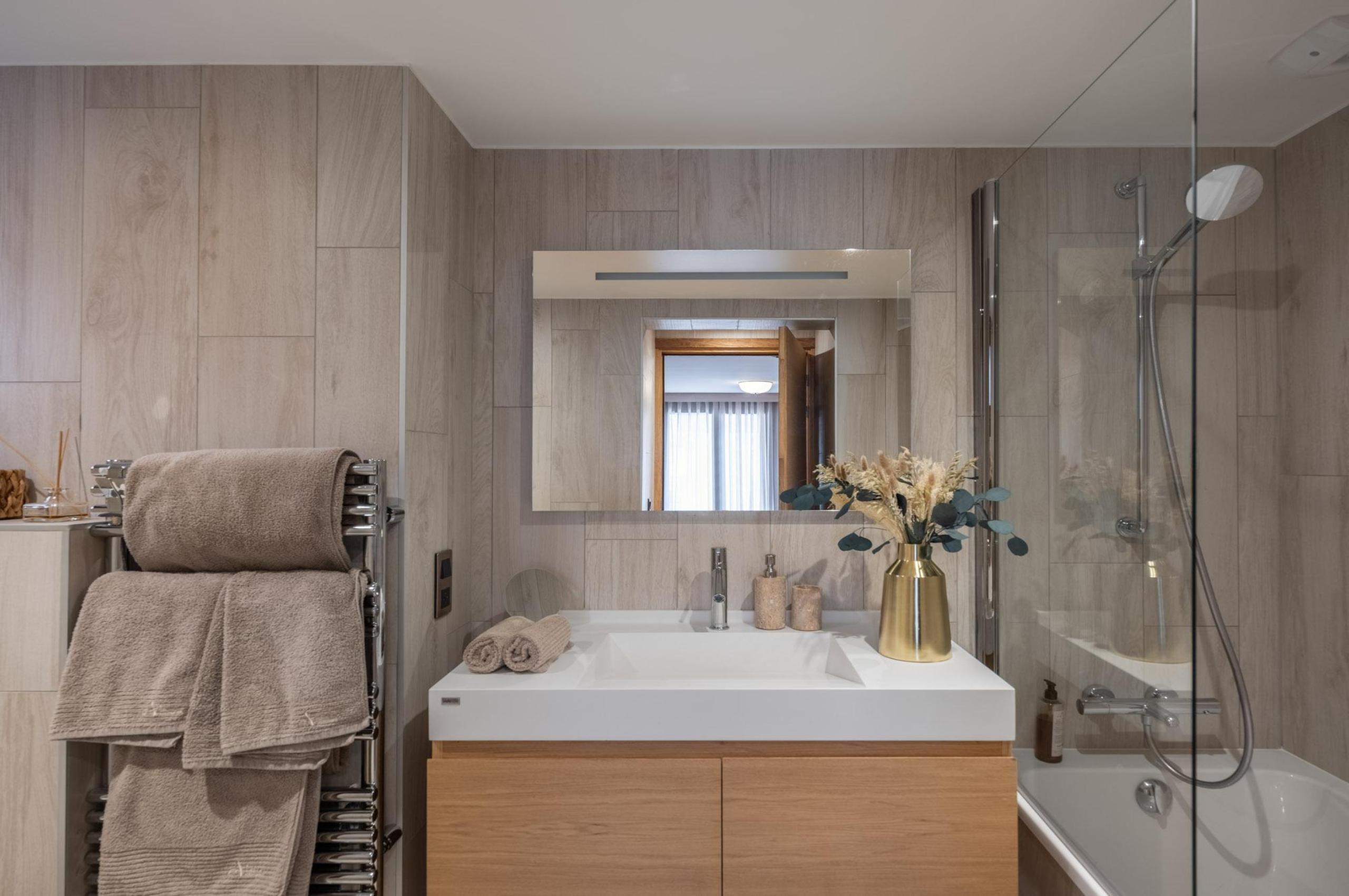 chalet-aster-bathroom-sink-bathtub-luxury-courchevel1650