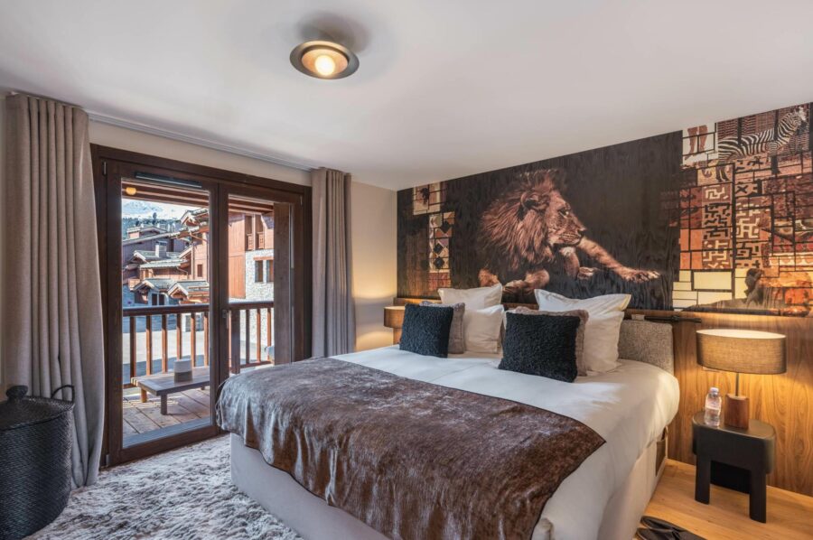 chalet-aster-bedroom-balcony-elegant-interior-luxury-courchevel1650