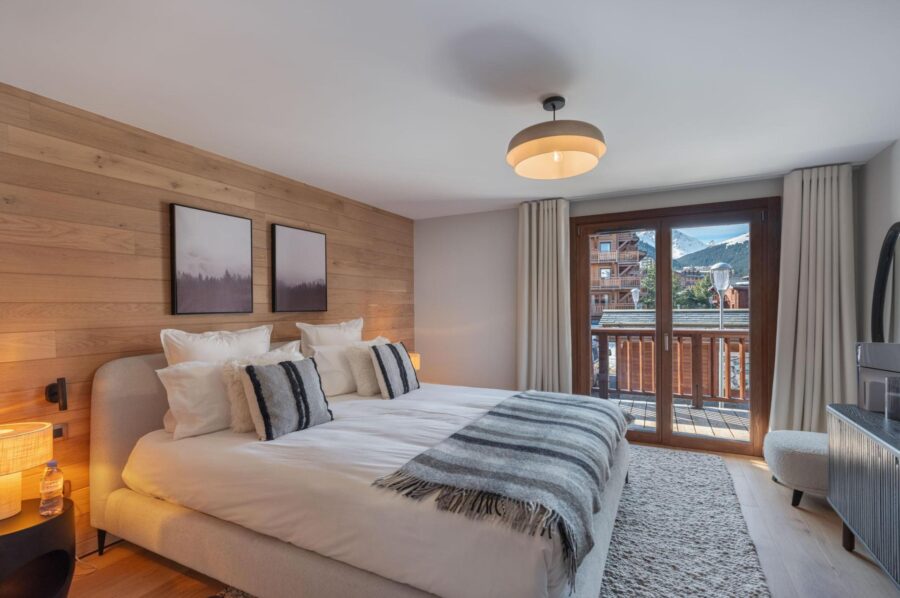 chalet-aster-bedroom-elegant-alpine-design-balcony-mountain-views-luxury-courchevel1650