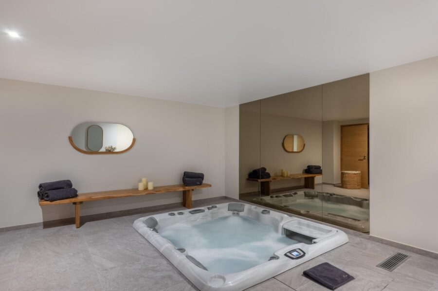 chalet-aster-indoor-jacuzzi-wellness-relaxation-luxury-courchevel1650