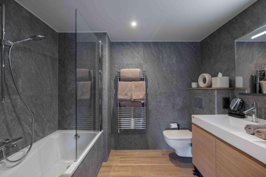 chalet-isla-bathroom-bathtub-sleek-modern-design-luxury-courchevel1650