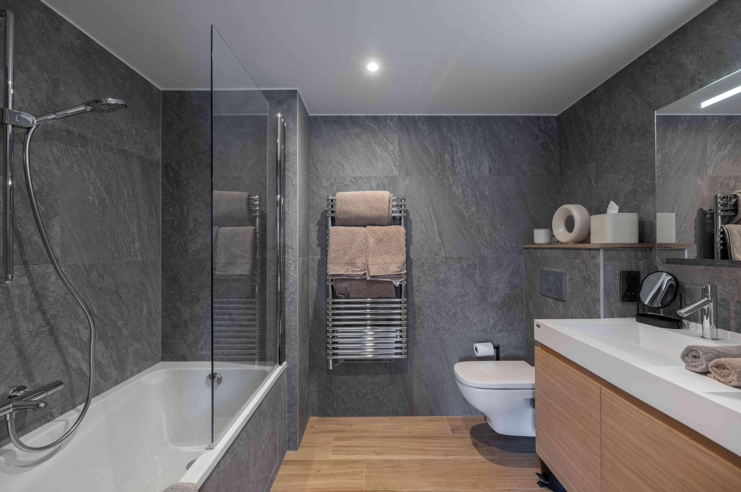 chalet-isla-bathroom-bathtub-sleek-modern-design-luxury-courchevel1650