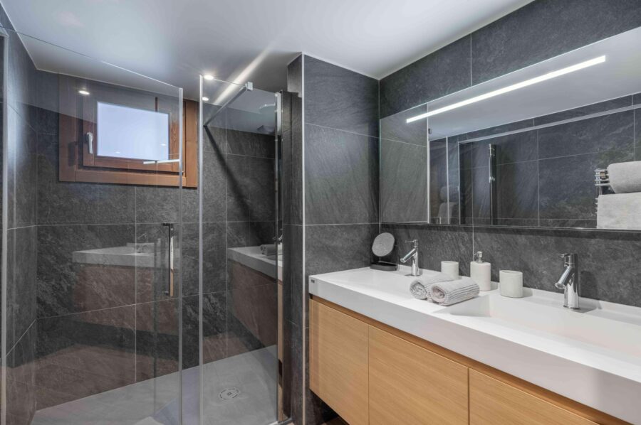 chalet-isla-bathroom-double-sink-shower-sleek-design-luxury-courchevel1650