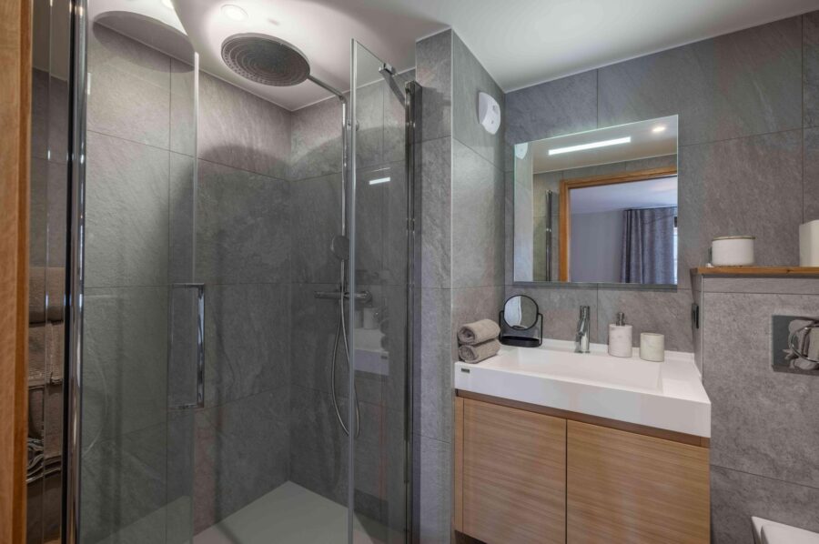 chalet-isla-bathroom-sleek-design-luxury-courchevel1650