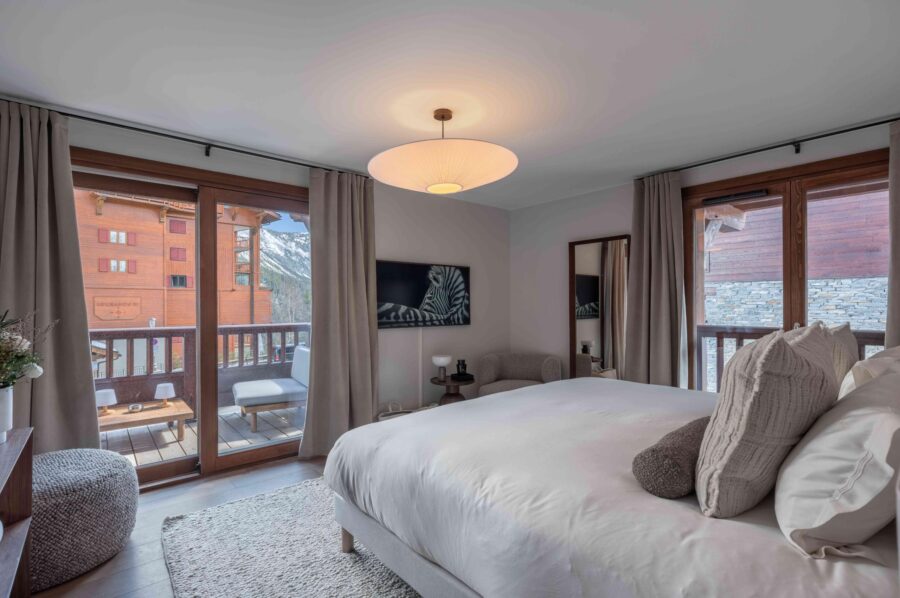 chalet-isla-bedroom-serene-design-balcony-mountain-view-luxury-courchevel1650