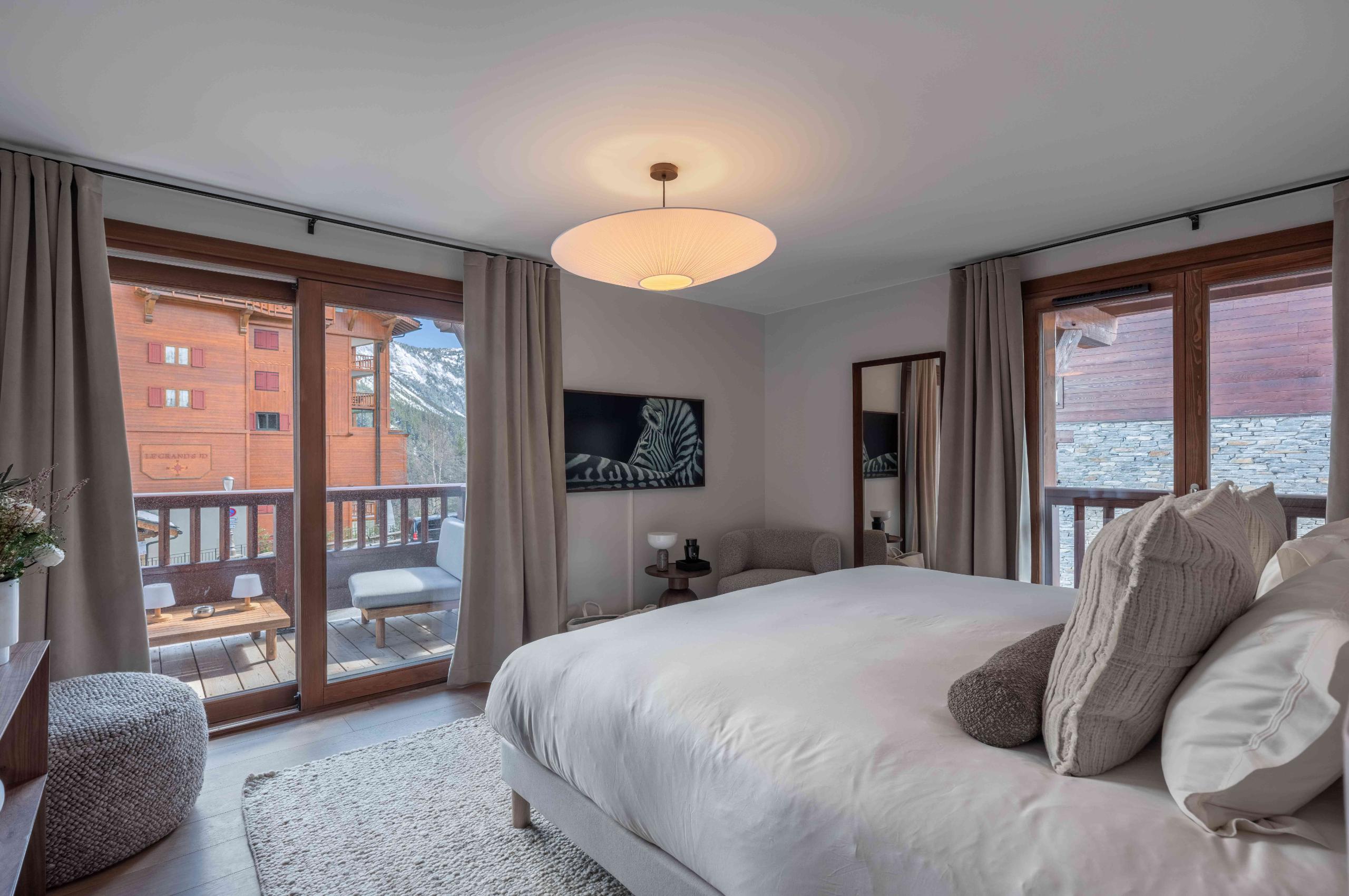 chalet-isla-bedroom-serene-design-balcony-mountain-view-luxury-courchevel1650