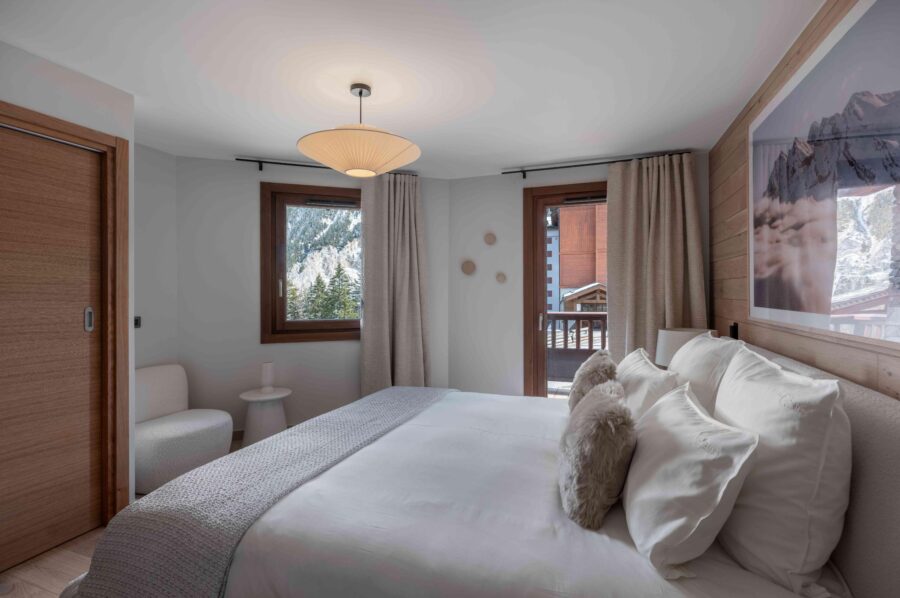 chalet-isla-bedroom-serene-interior-design-scenic-views-luxury-courchevel1650