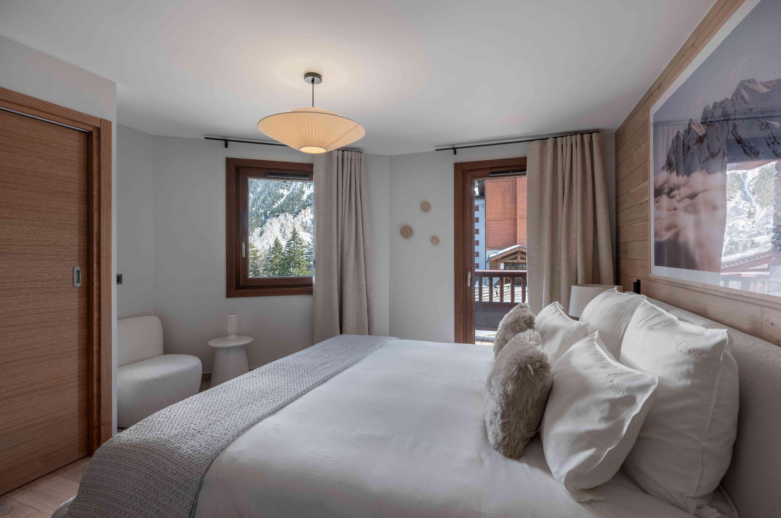 chalet-isla-bedroom-serene-interior-design-scenic-views-luxury-courchevel1650