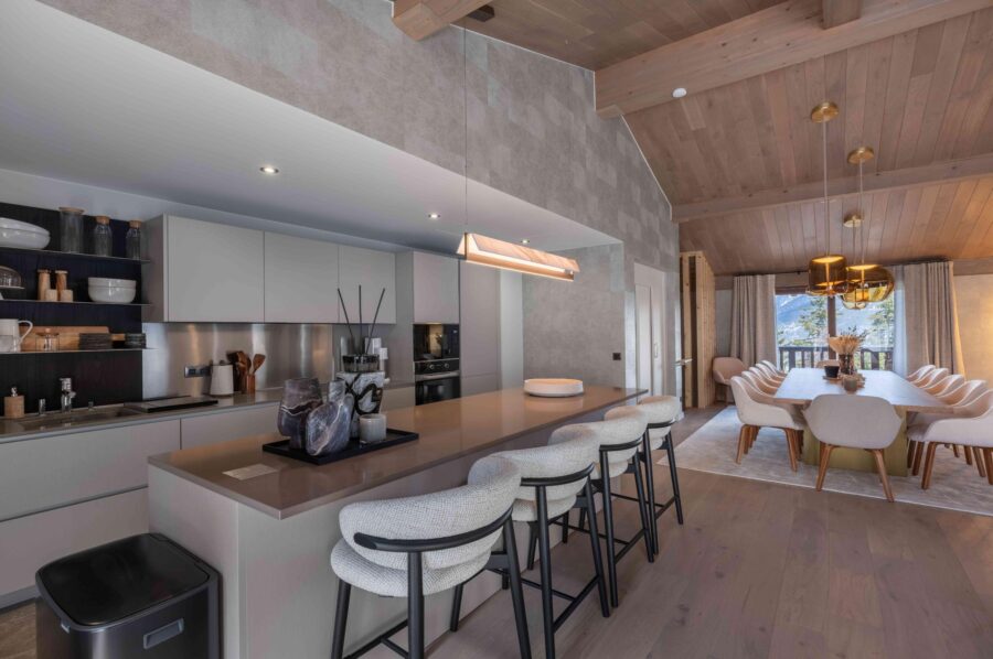 chalet-isla-kitchen-breakfast-bar-dining-area-sleek-modern-design-luxury-courchevel1650