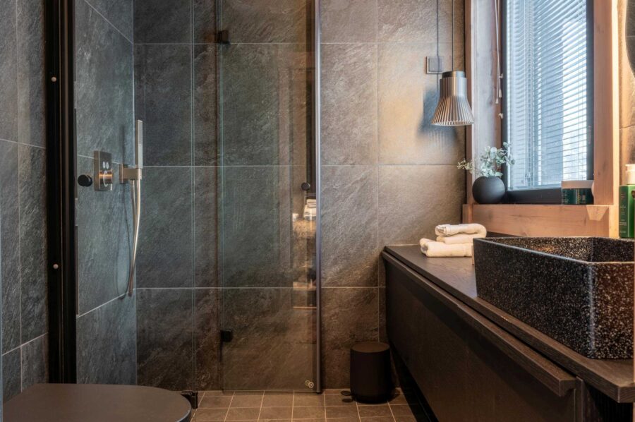 chalet-lumi-bathroom-shower-luxury-lapland