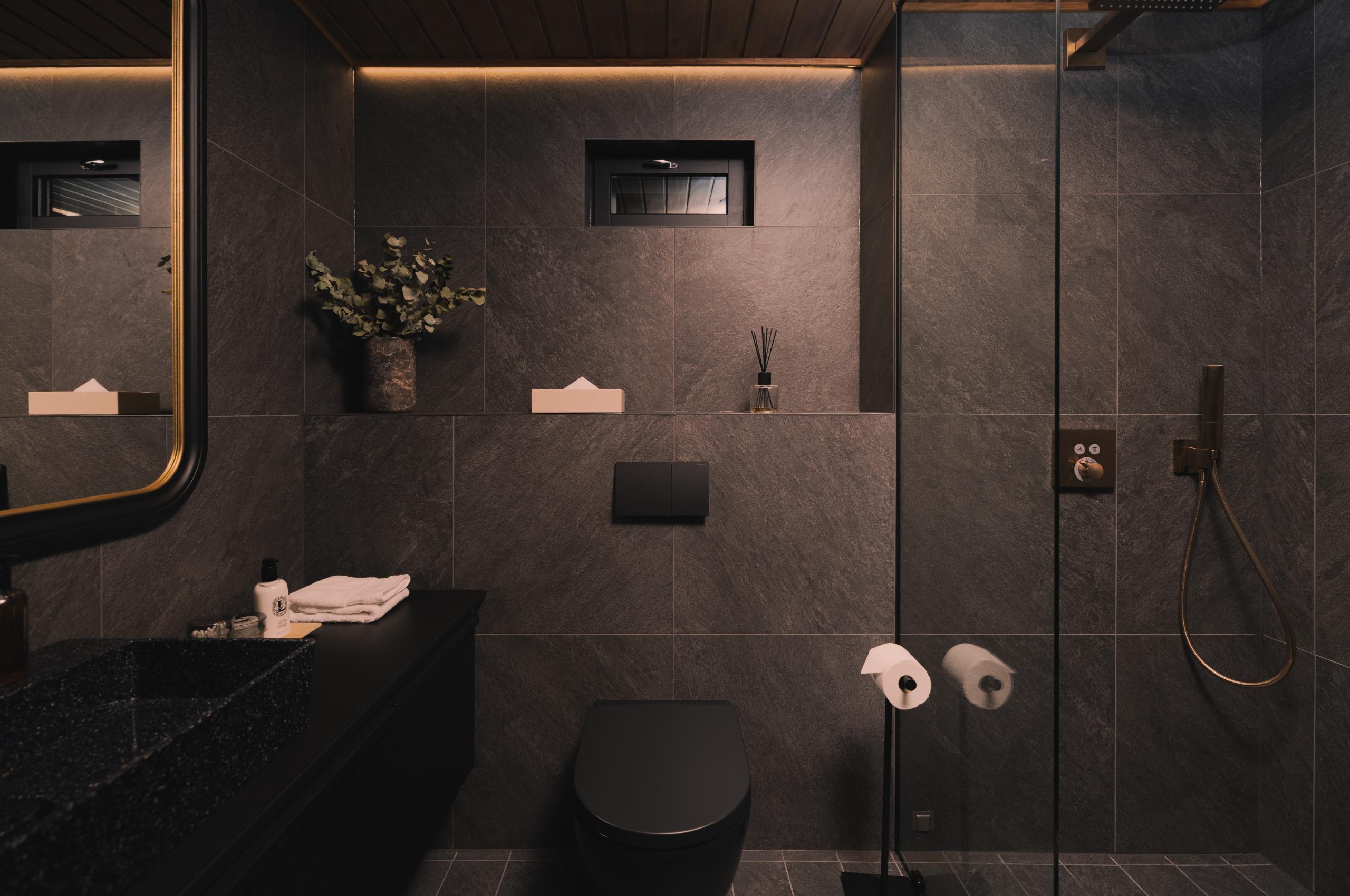 chalet-lumi-bathroom-sleek-deisgn-luxury-lapland
