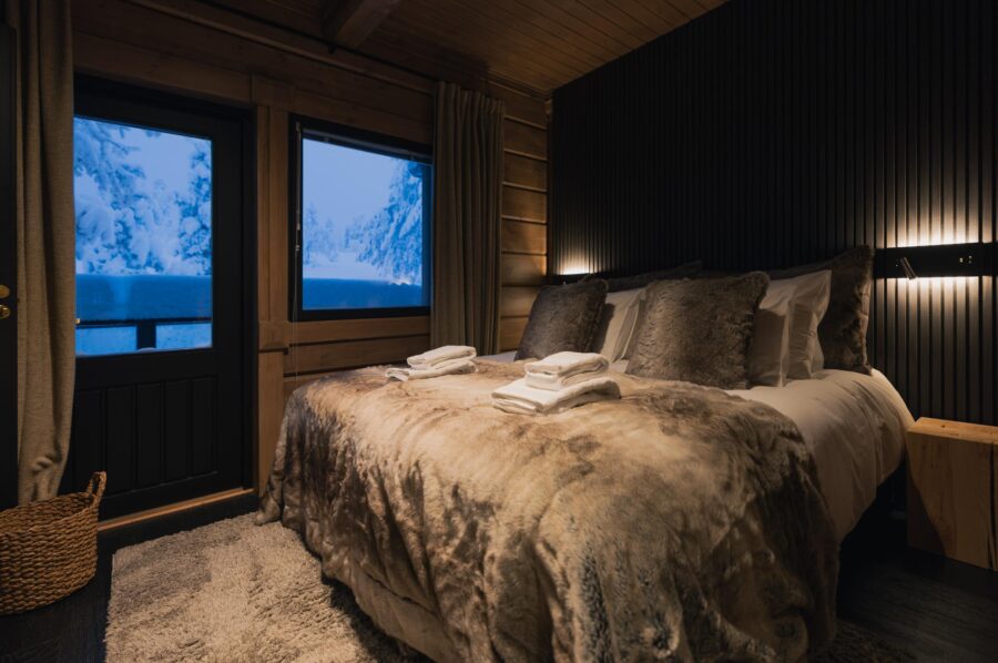 chalet-lumi-bedroom-scenic-forest-views-luxury-lapland