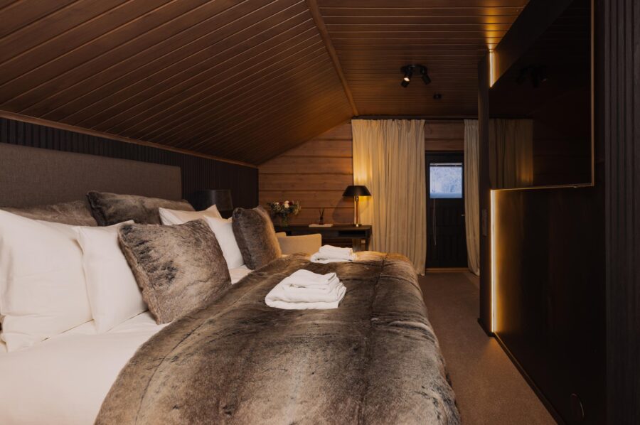 chalet-lumi-bedroom-tv-cosy-design-luxury-lapland