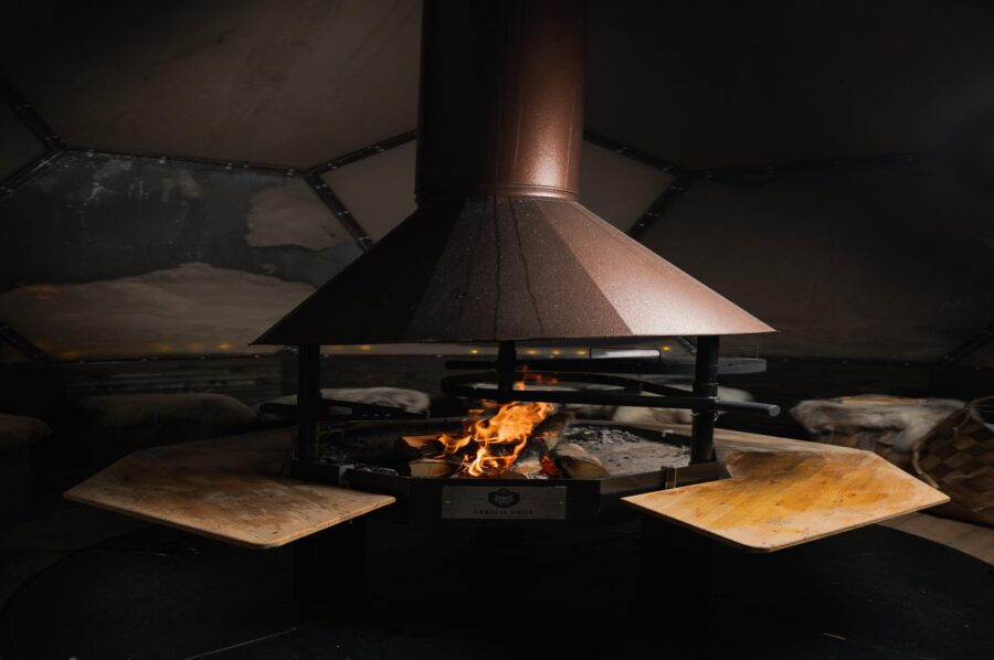chalet-lumi-glass-igloo-fireplace-luxury-lapland