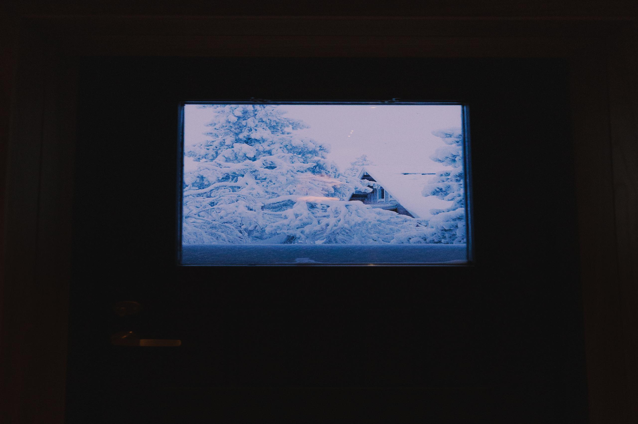 chalet-lumi-interior-window-scenic-winter-wonderland-views-luxury-lapland