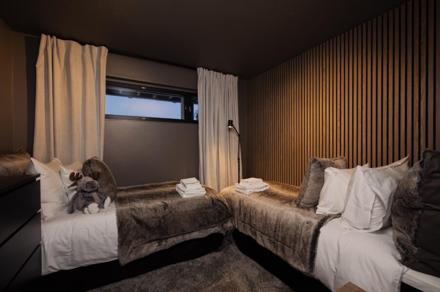 chalet-lumi-twin-bedroom-cosy-winter-retreat-luxury-lapland