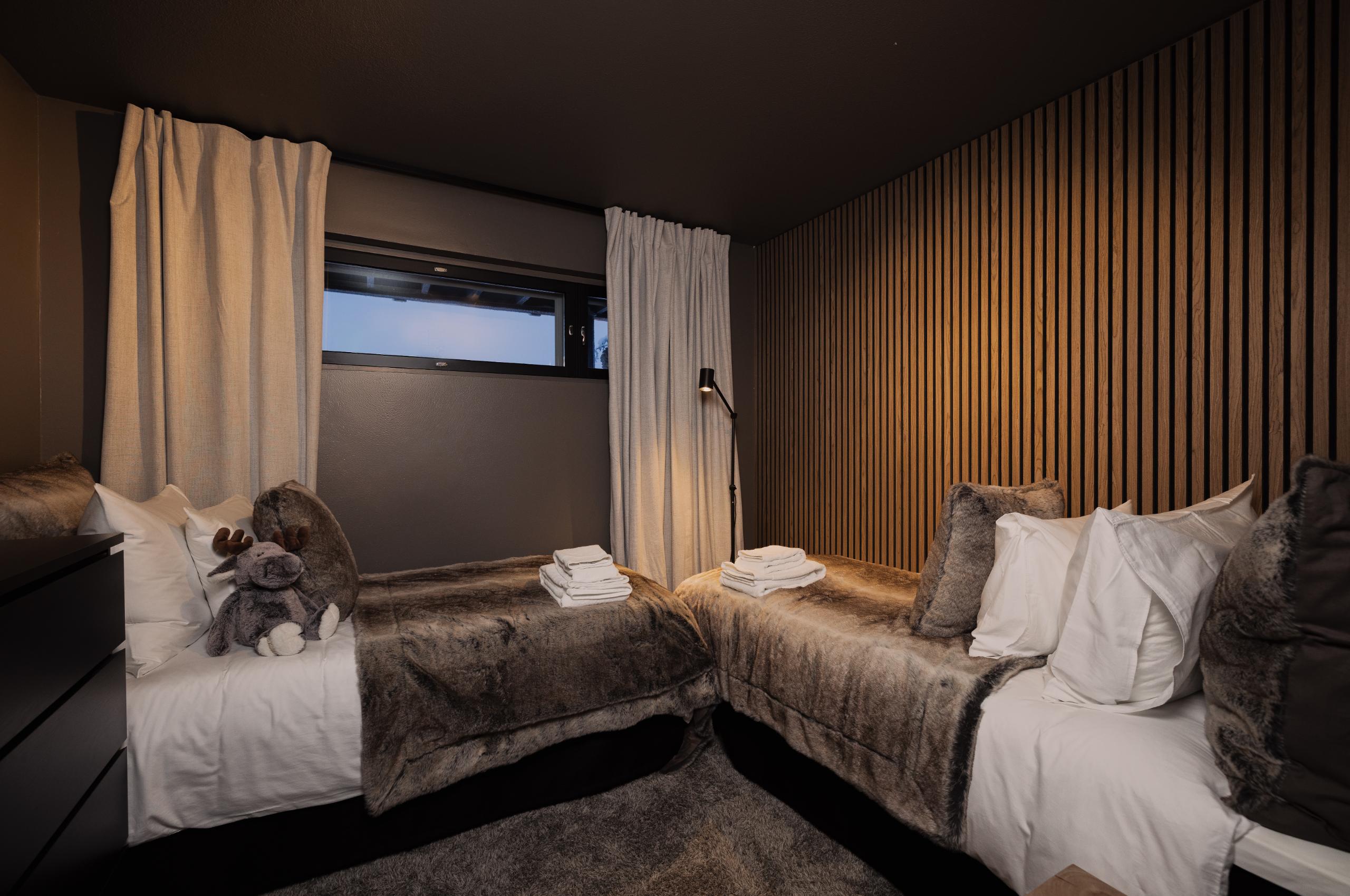 chalet-lumi-twin-bedroom-cosy-winter-retreat-luxury-lapland