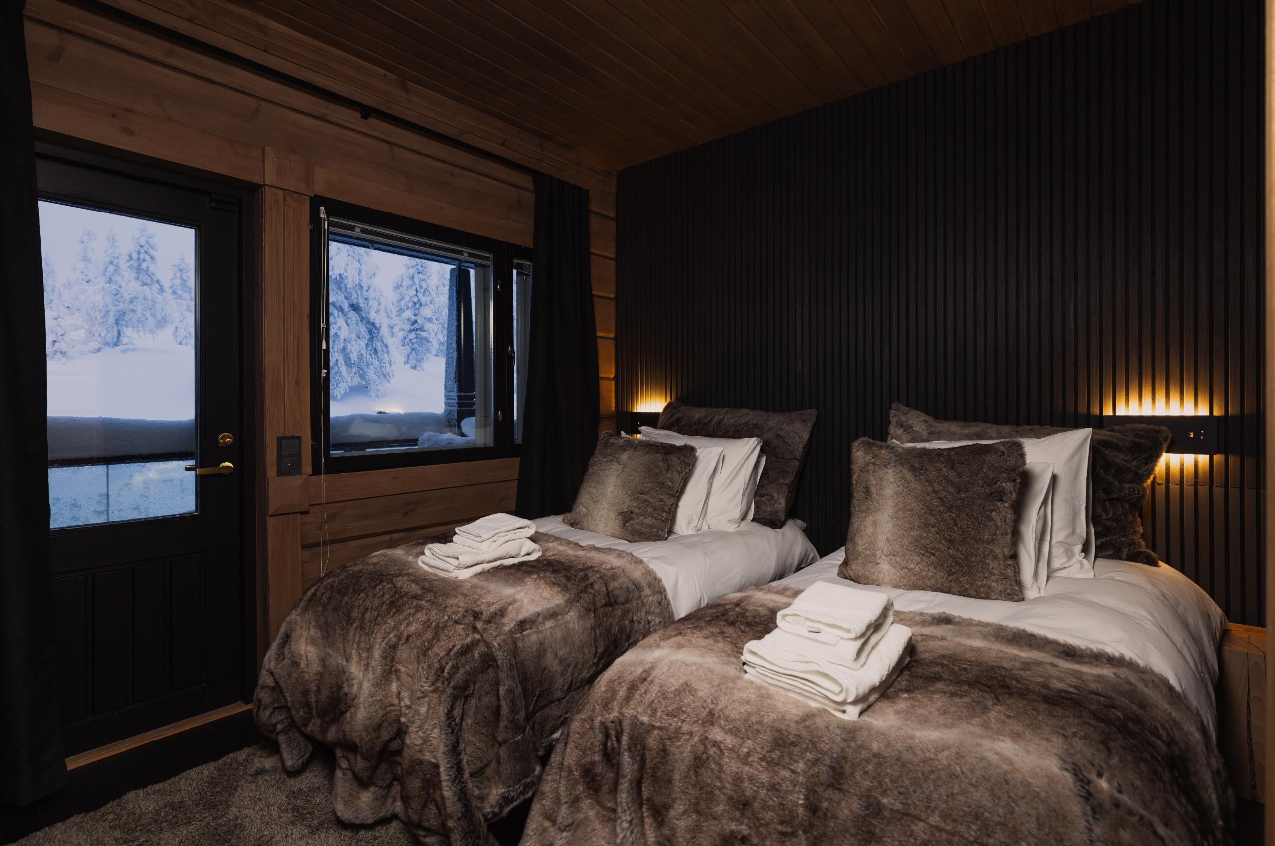 chalet-lumi-twin-bedroom-scenic-forest-views-luxury-lapland