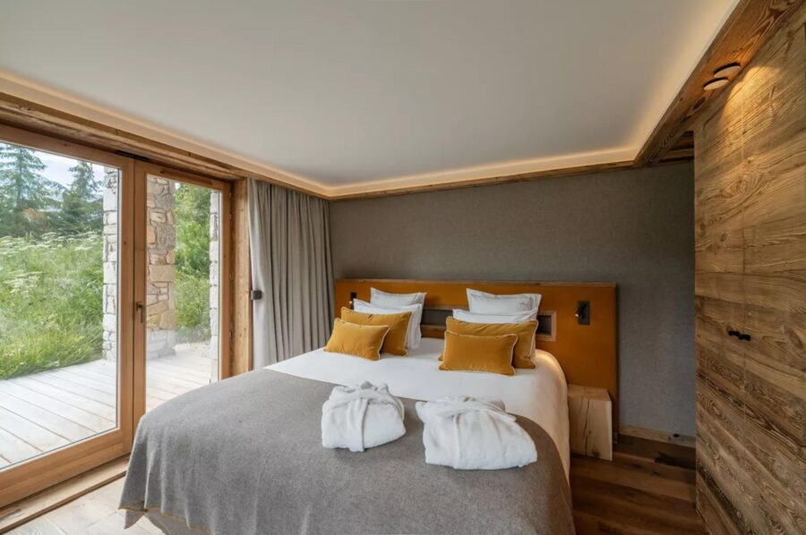 chalet-nina-bedroom-modern-alpine-design-garden-views-luxury-courchevel1850