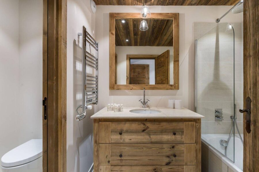 chalet-rae-bathroom-bathtub-traditional-alpine-design-luxury-courchevel1650