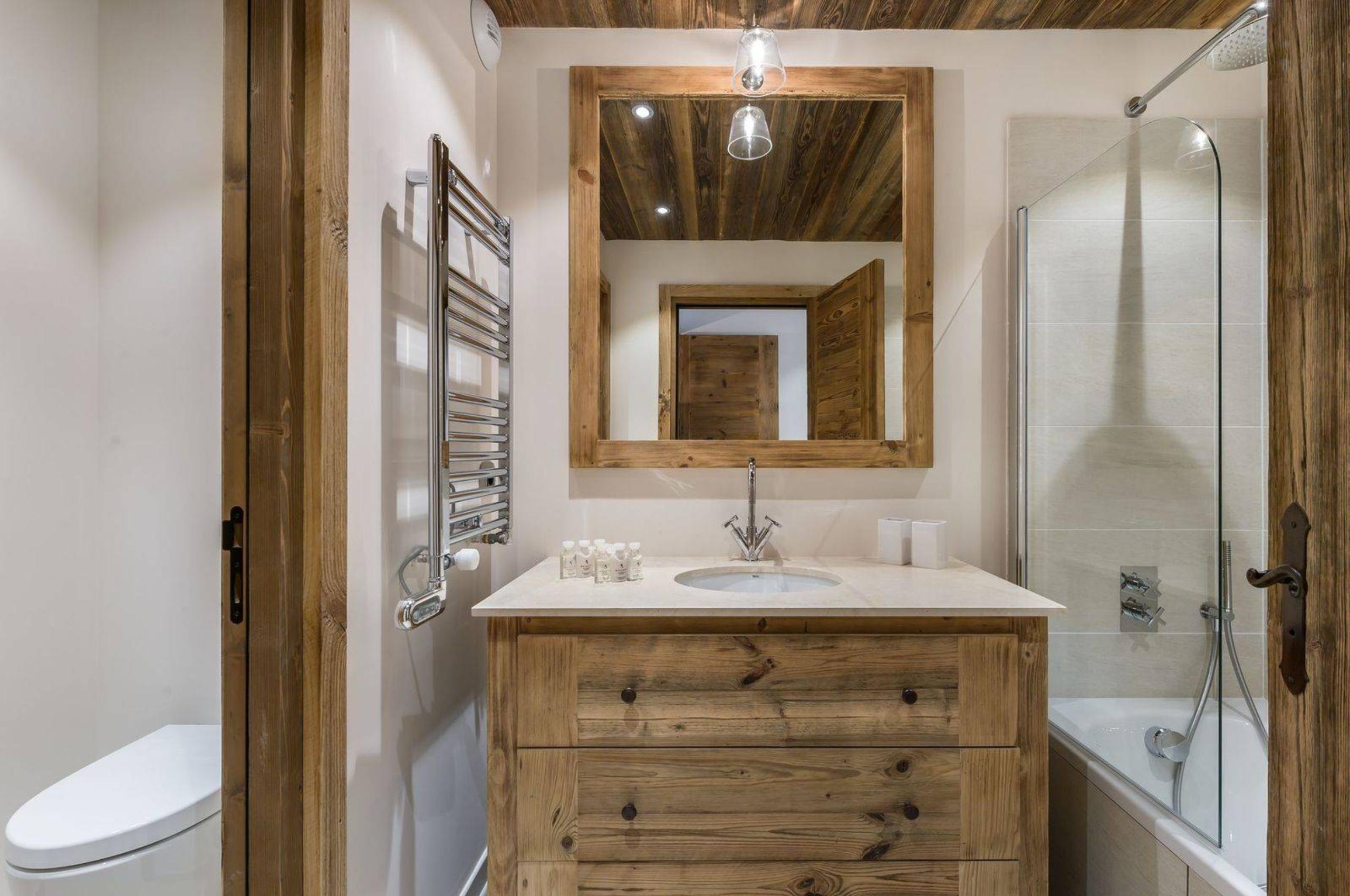 chalet-rae-bathroom-bathtub-traditional-alpine-design-luxury-courchevel1650
