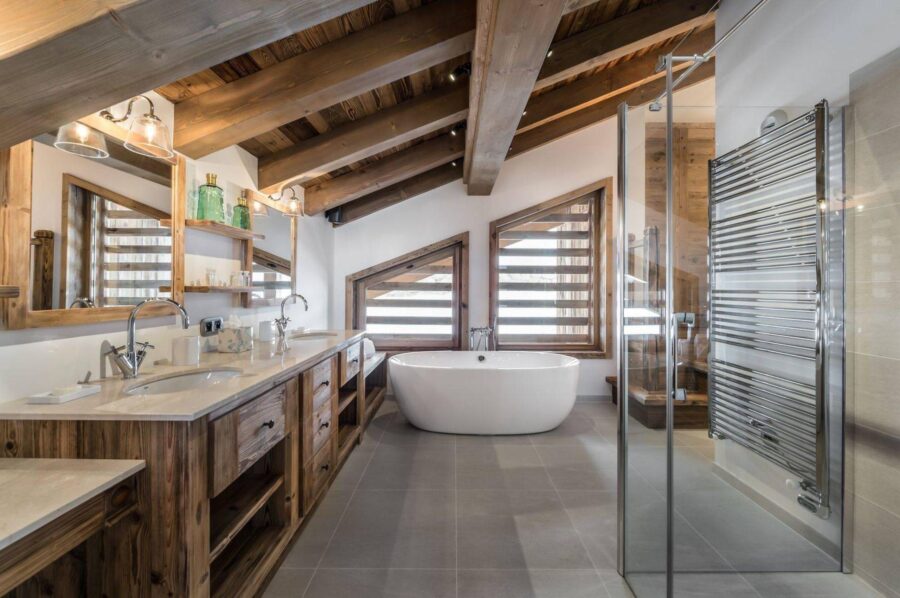 chalet-rae-bathroom-double-sink-bathtub-shower-luxury-courchevel1650