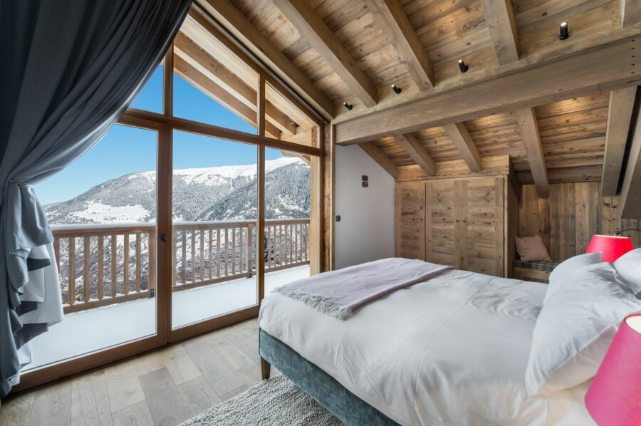 chalet-rae-bedroom-balcony-mountain-view-luxury-courchevel1650