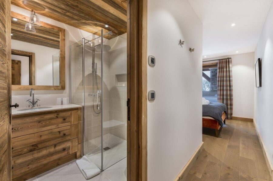 chalet-rae-bedroom-ensuite-bathroom-shower-luxury-courchevel1650