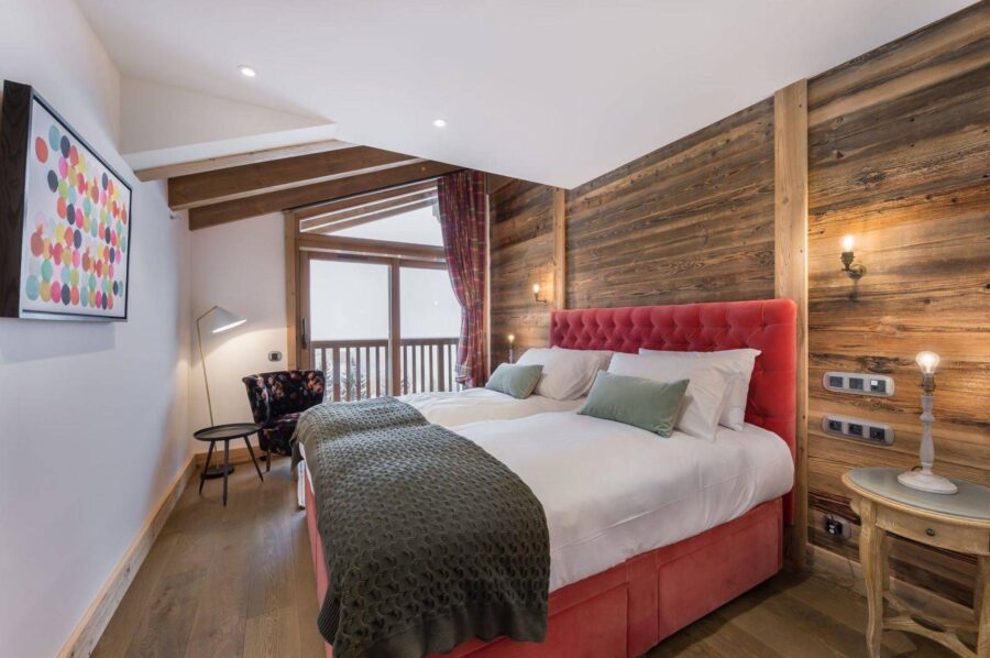 chalet-rae-bedroom-serene-alpine-interior-balcony-luxury-courchevel1650