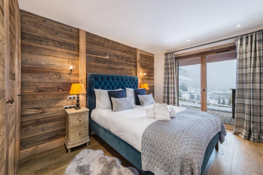 chalet-rae-bedroom-tranquil-alpine-design-balcony-luxury-courchevel1650