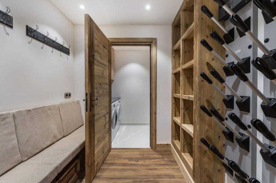 chalet-rae-boot-room-ski-stroage-laundry-room-luxury-courchevel1650