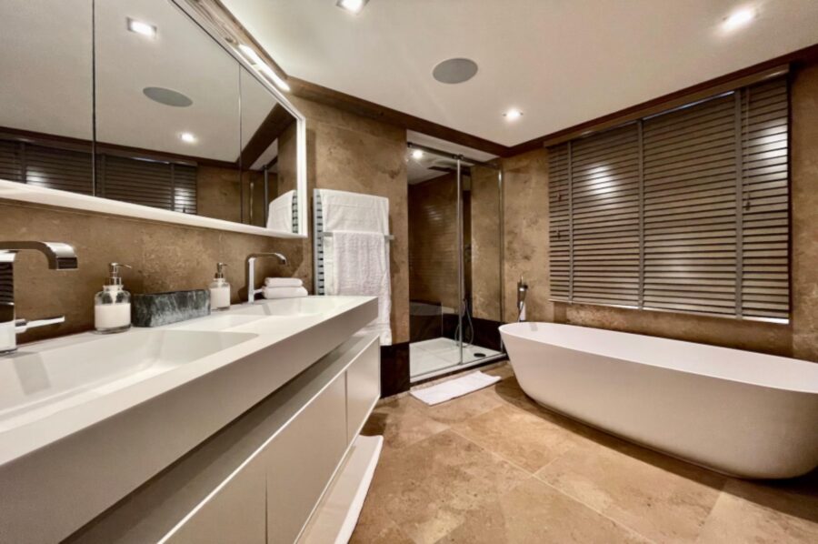 residence-callie-bathroom-bathtub-sleek-modern-design-luxury-courchevel1850