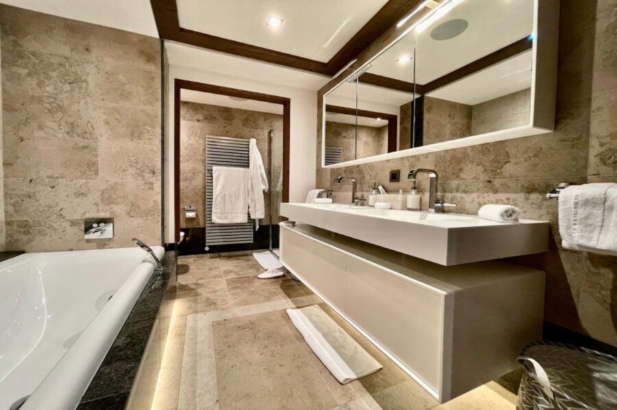 residence-callie-bathroom-sleek-modern-design-luxury-courchevel1850