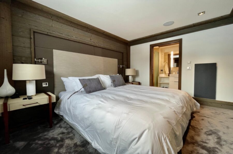 residence-callie-bedroom-spacious-elegant-luxury-courchevel1850