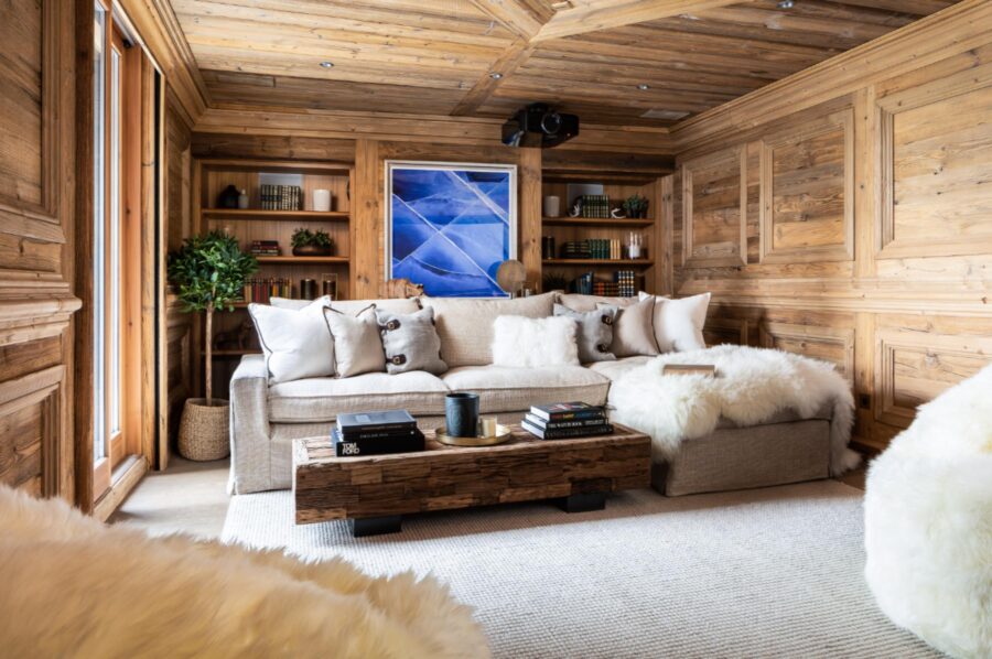 chalet-carmen-lounge-relaxation-room-library-luxury-relaxation-area-courchevel1850
