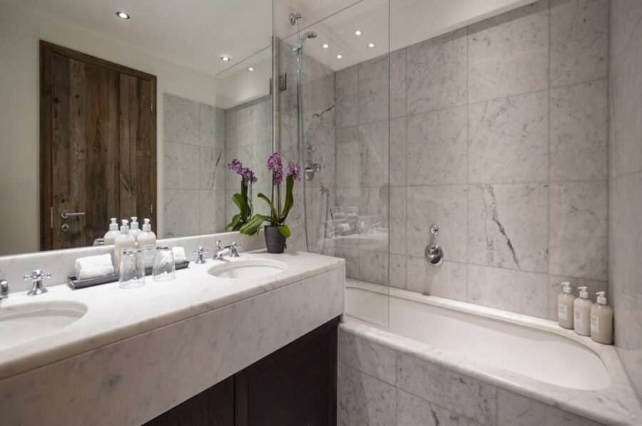 chalet-leona-bathroom-bathtub-double-sink-luxury-verbier