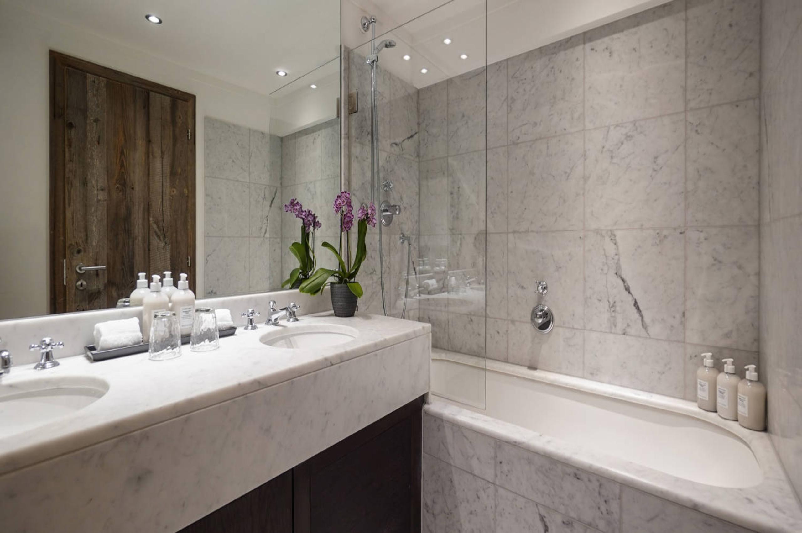chalet-leona-bathroom-bathtub-double-sink-luxury-verbier