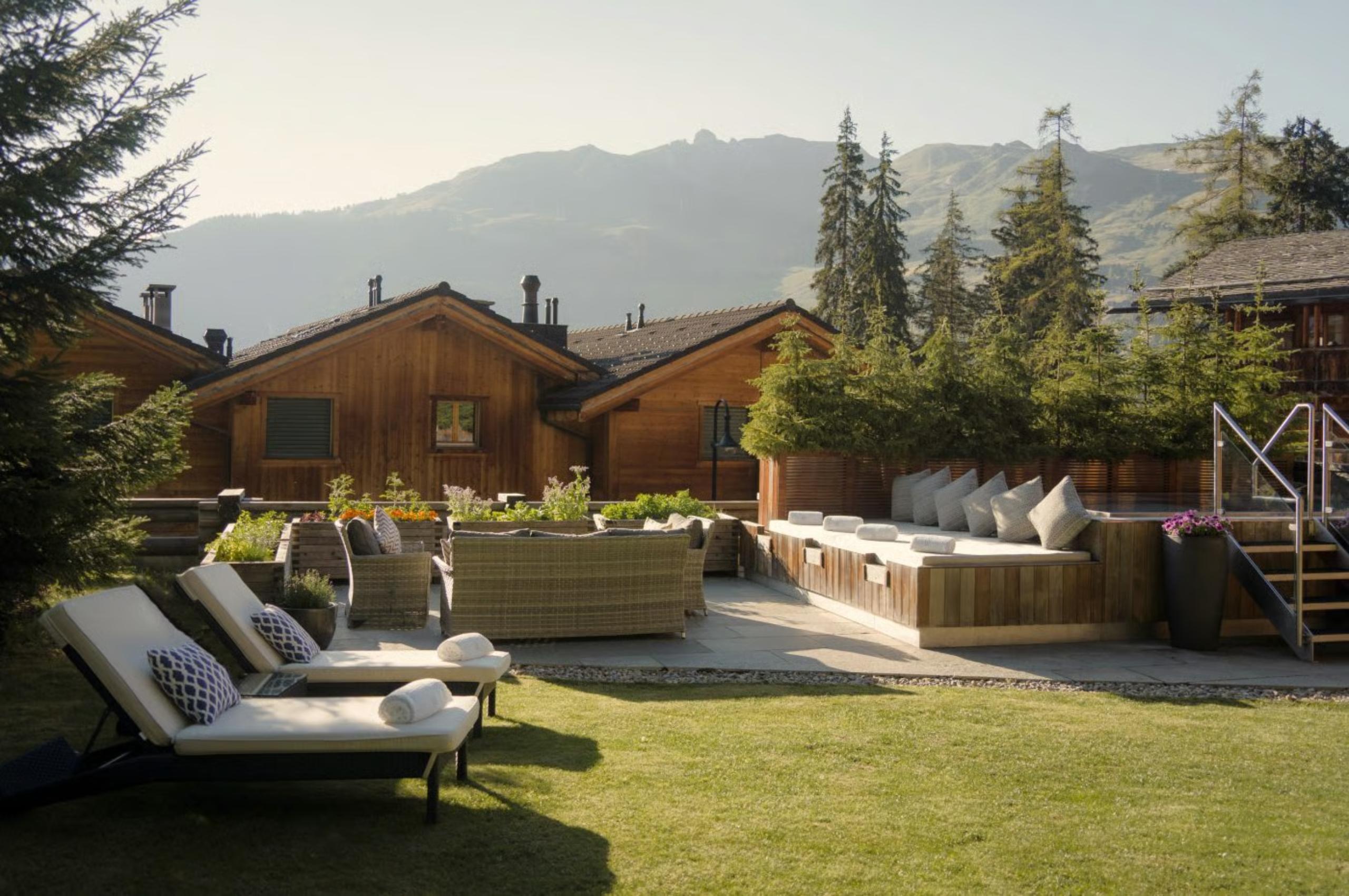 chalet-leona-exterior-summer-landscaped-garden-alfresco-lounge-area-luxury-verbier